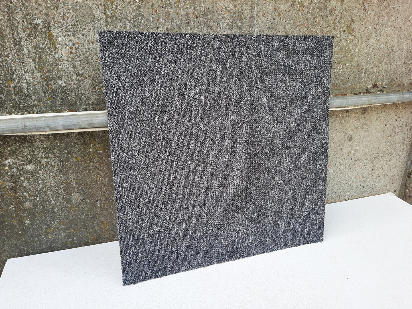 Dalles de moquette grises (50x50cm)