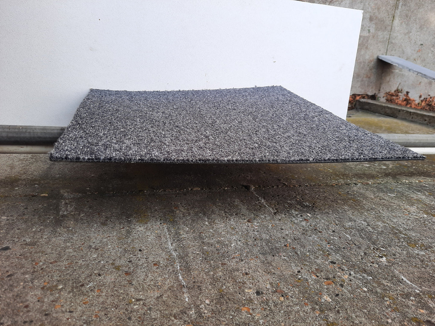 Dalles de moquette grises (50x50cm)