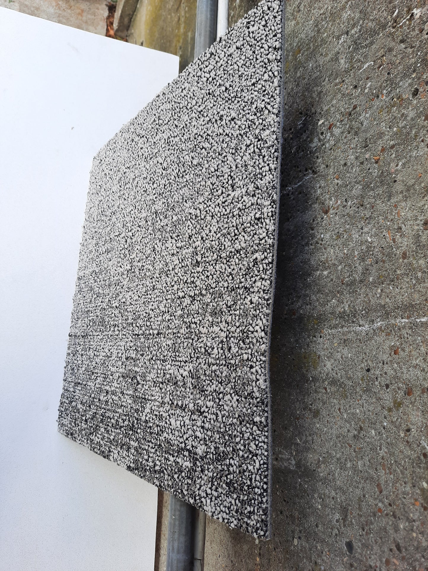 Dalles de moquette grises claires (50x50cm)