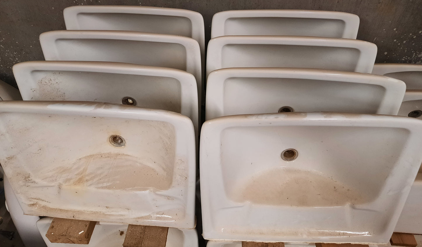 Grands lavabos anciens de réemploi