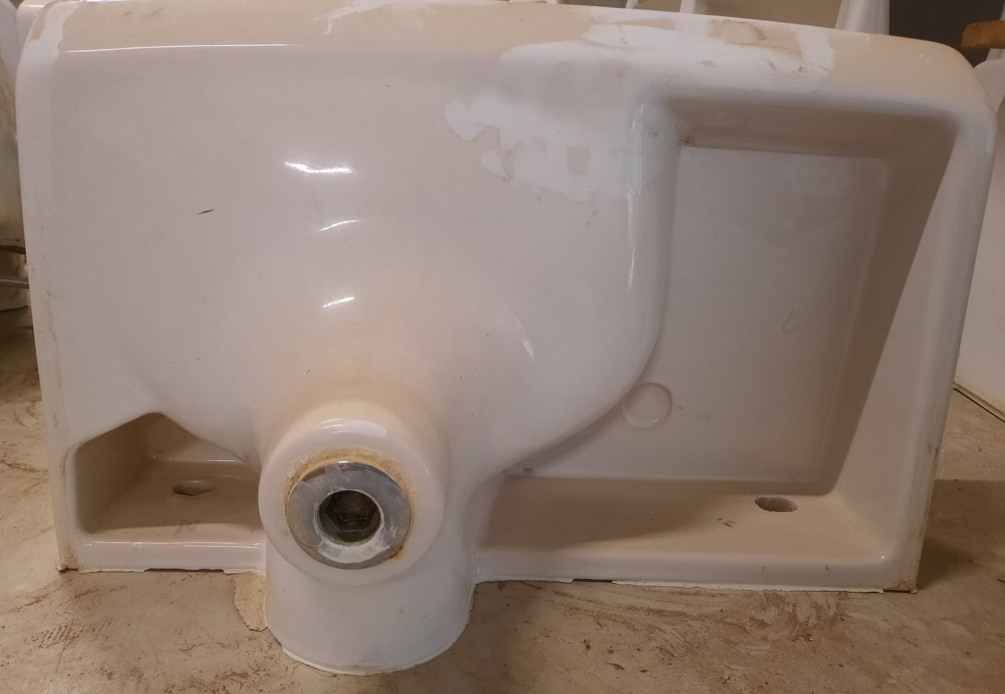Petits lavabos anciens de réemploi