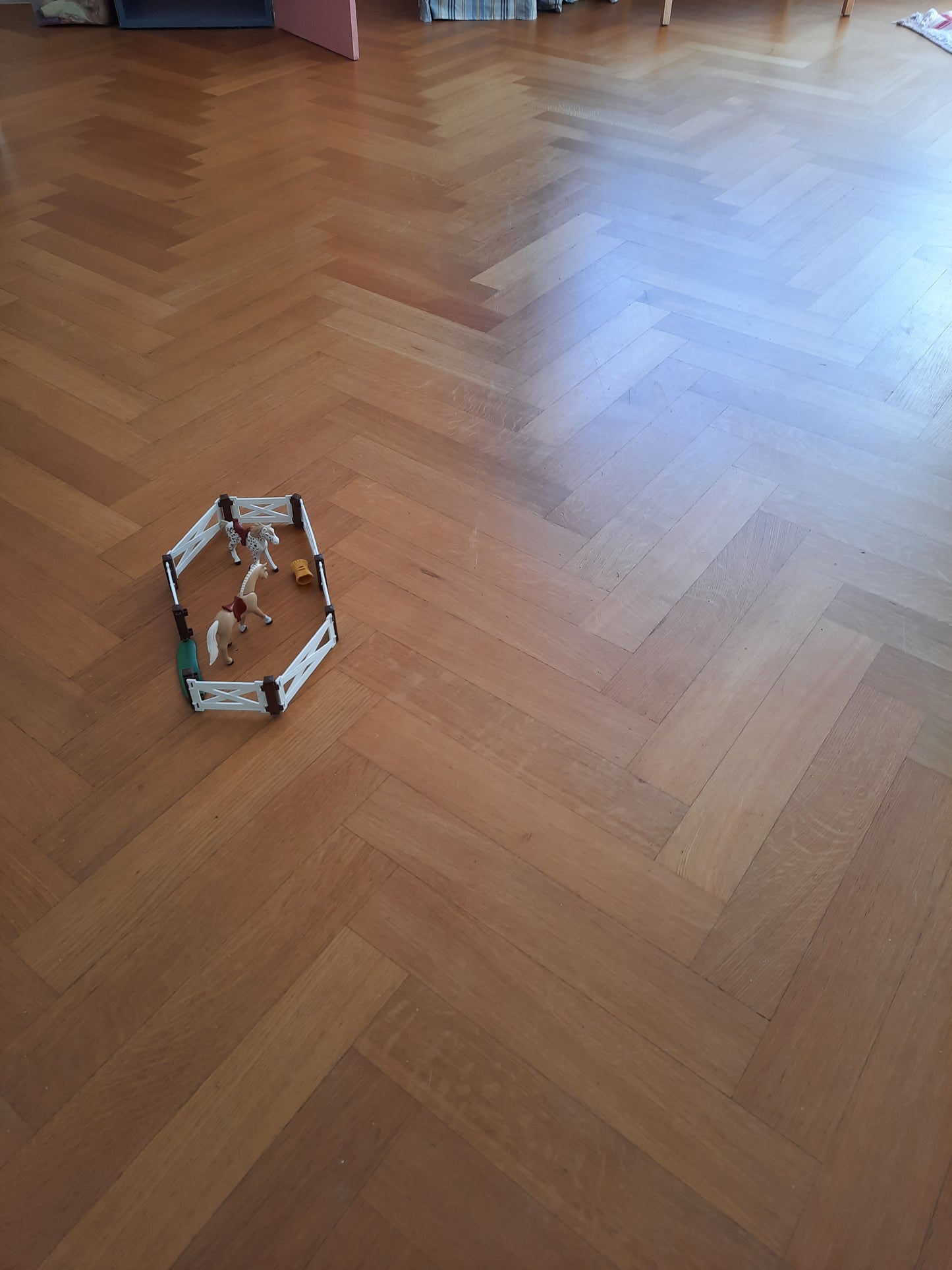 Parquet chevron ancien en bois massif (50 m² disponible)