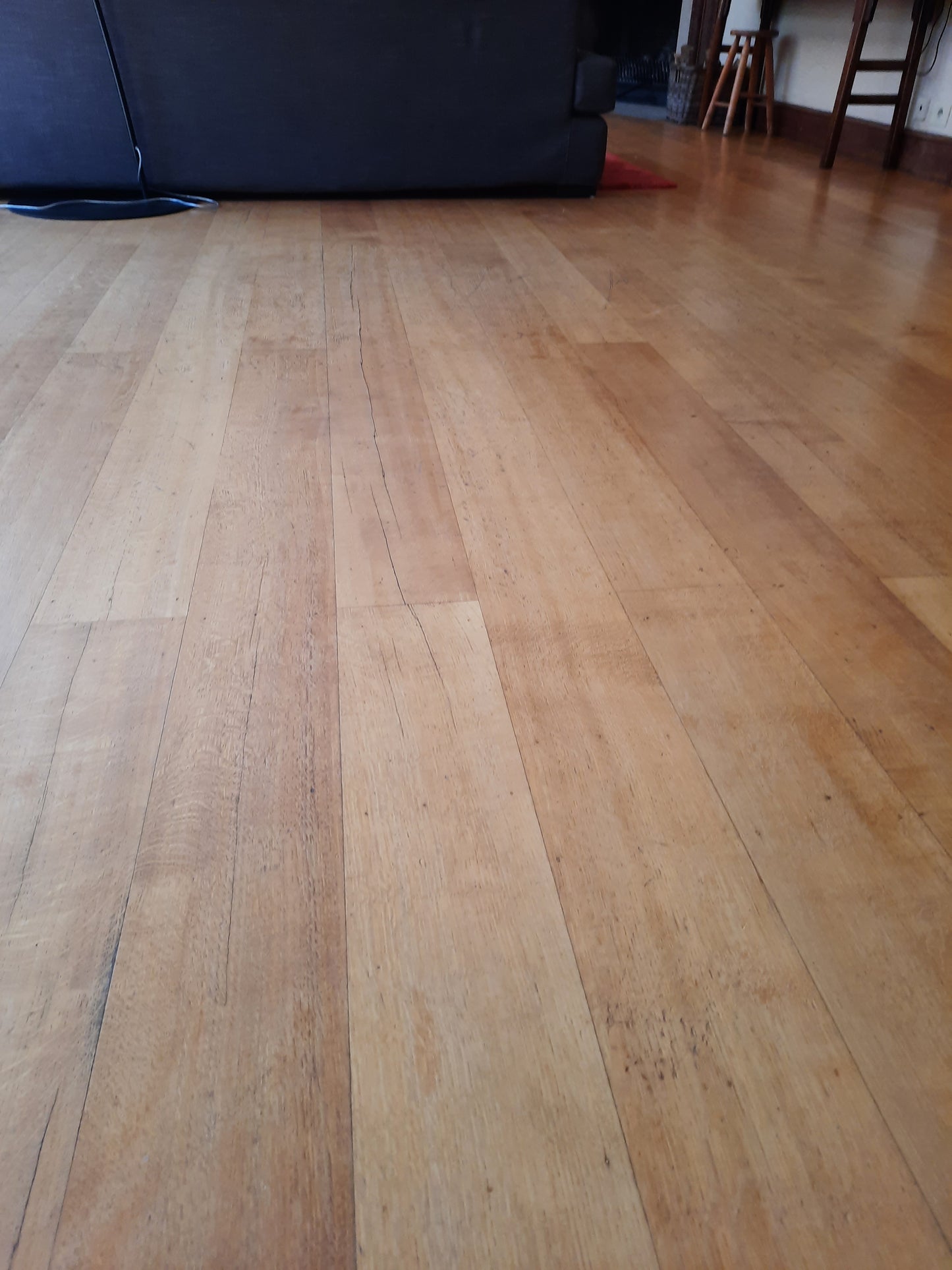 Parquet ancien en bois massif (80 m² disponible)