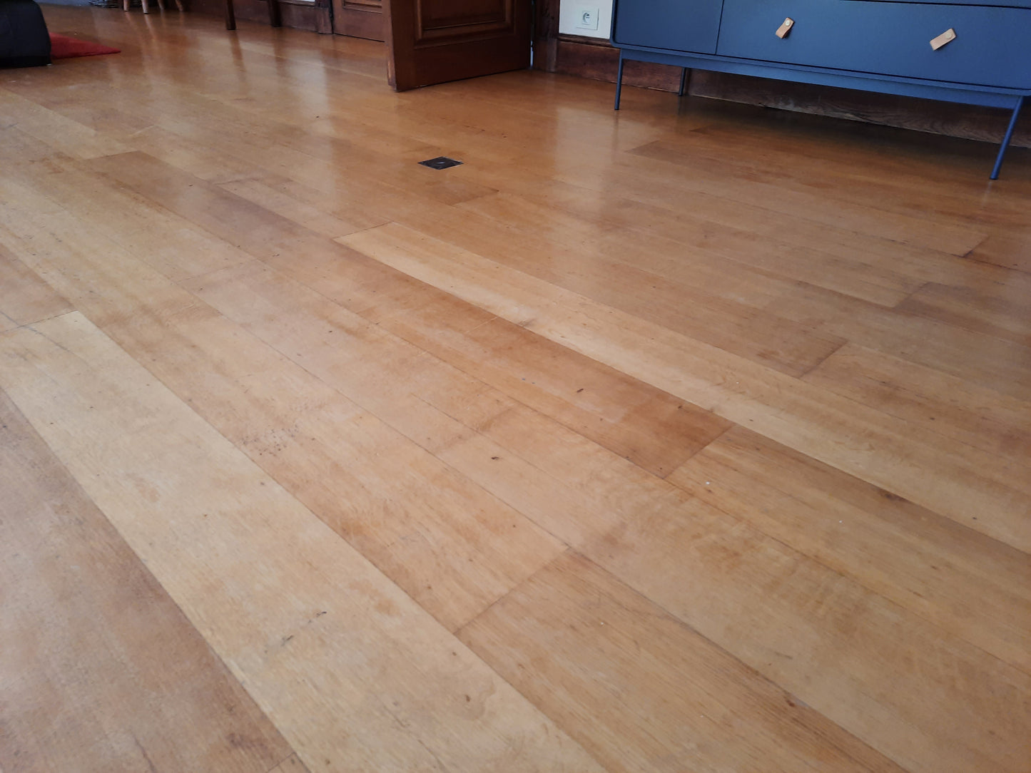 Parquet ancien en bois massif (80 m² disponible)