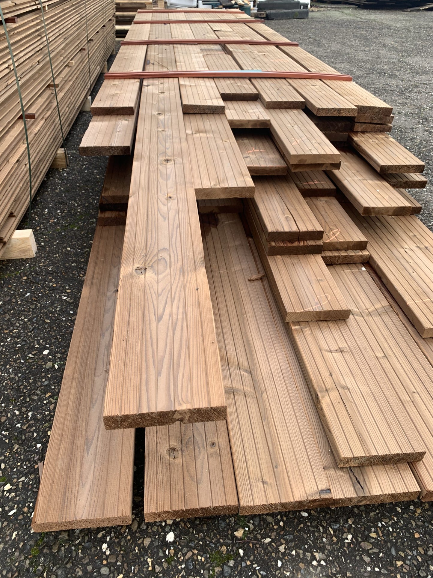 Planches de bois de terrasse en thermobois (400 x 14,5 x 2 cm)