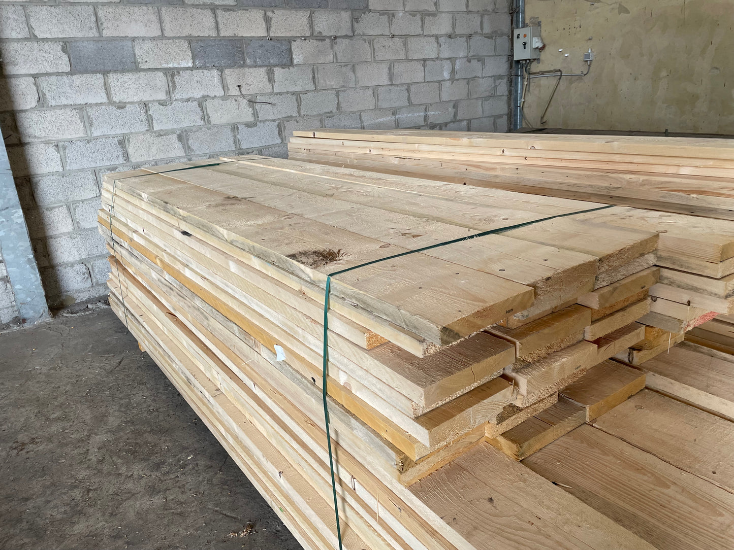 Lot de 40 planches de bois de 38 x 220 mm (longueur de 3 m)