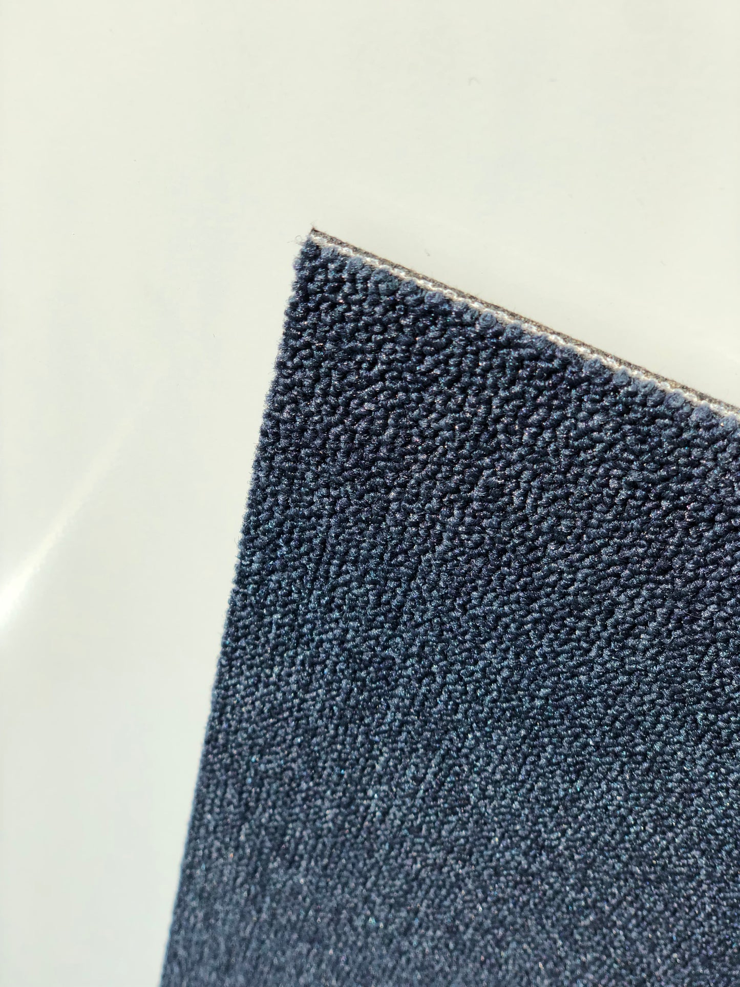 Dalles de moquette de couleur bleue foncée (50x50cm)