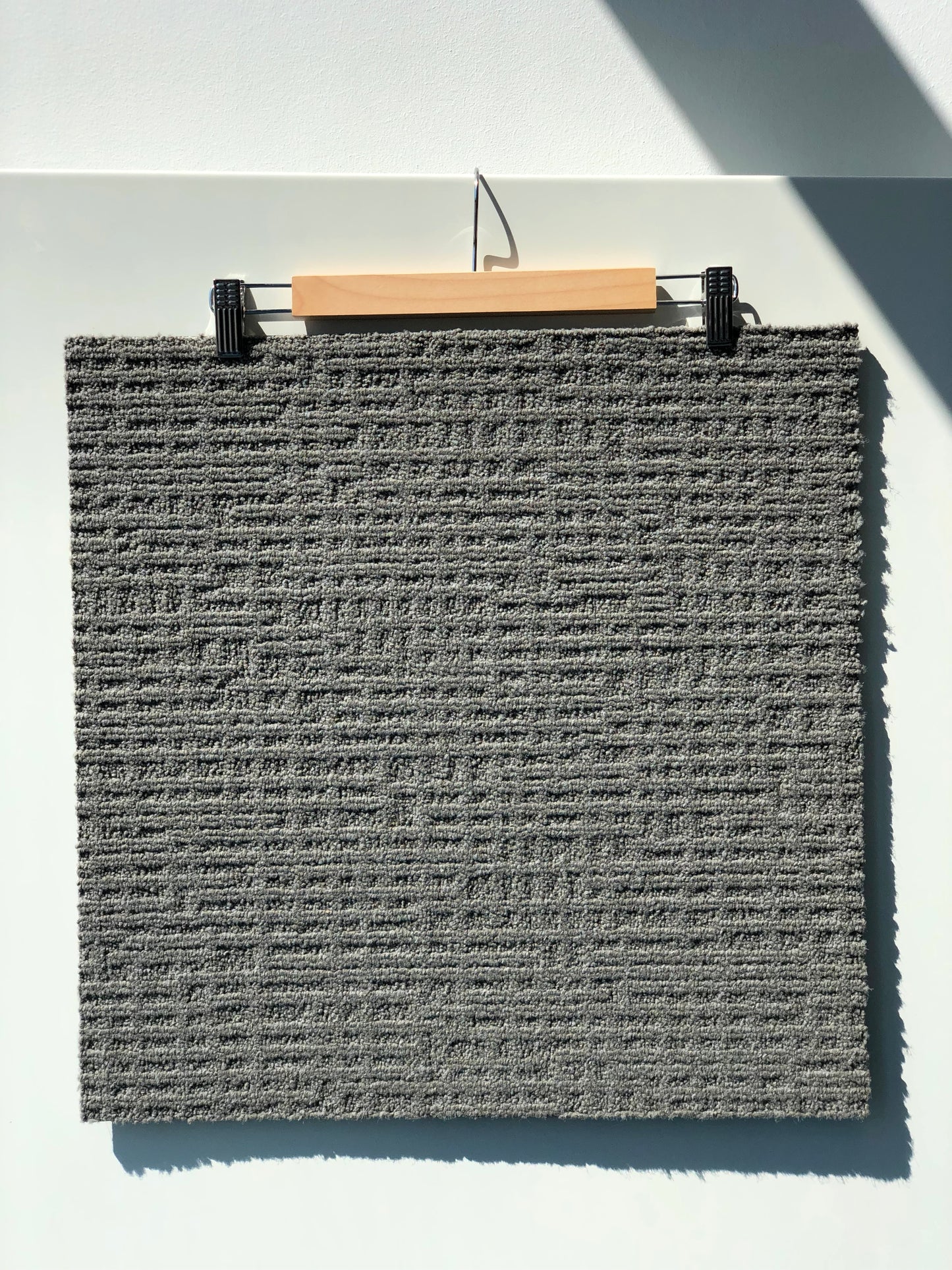 Dalles de moquette de couleur beige foncée (50x50cm)