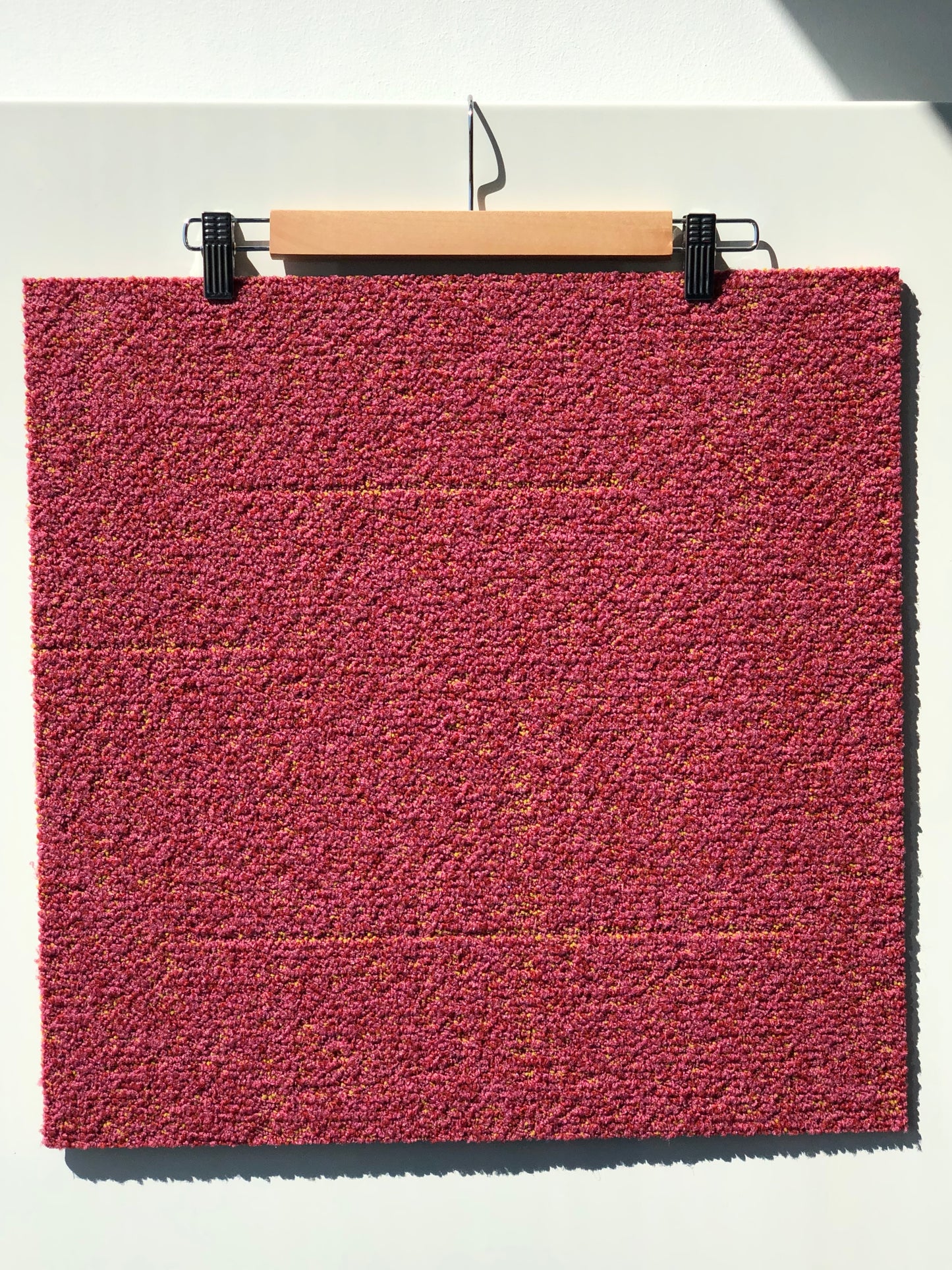 Dalles de moquette de couleur fuschia (50x50cm)