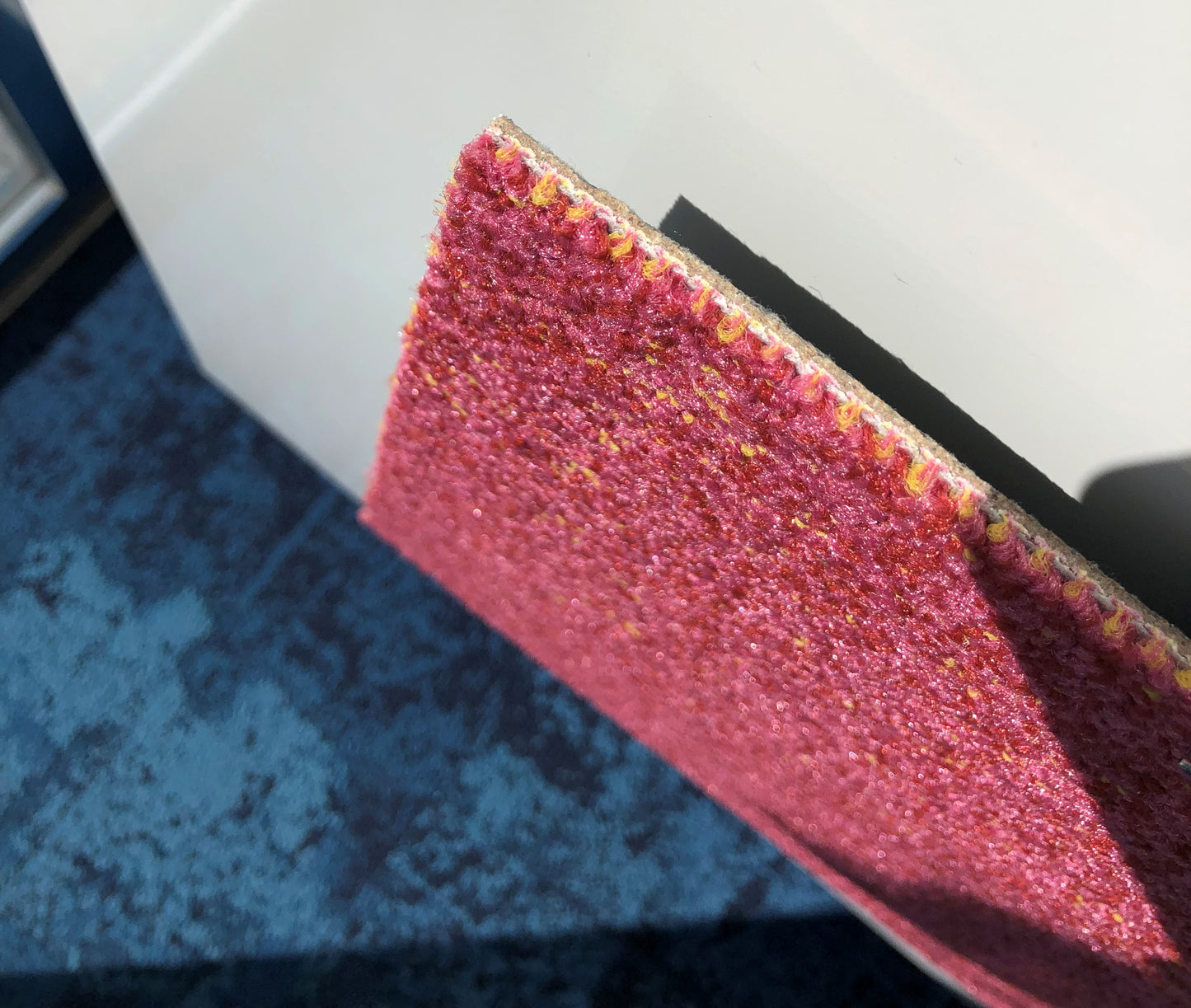 Dalles de moquette de couleur fuschia (50x50cm)