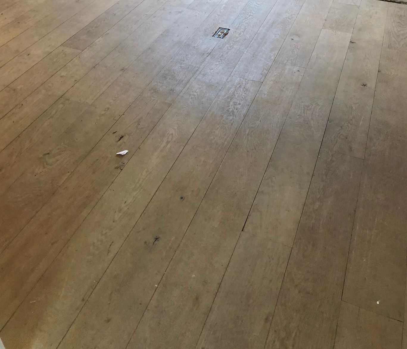 Parquet massif en chêne d'épaisseur 20 mm (80 m²)