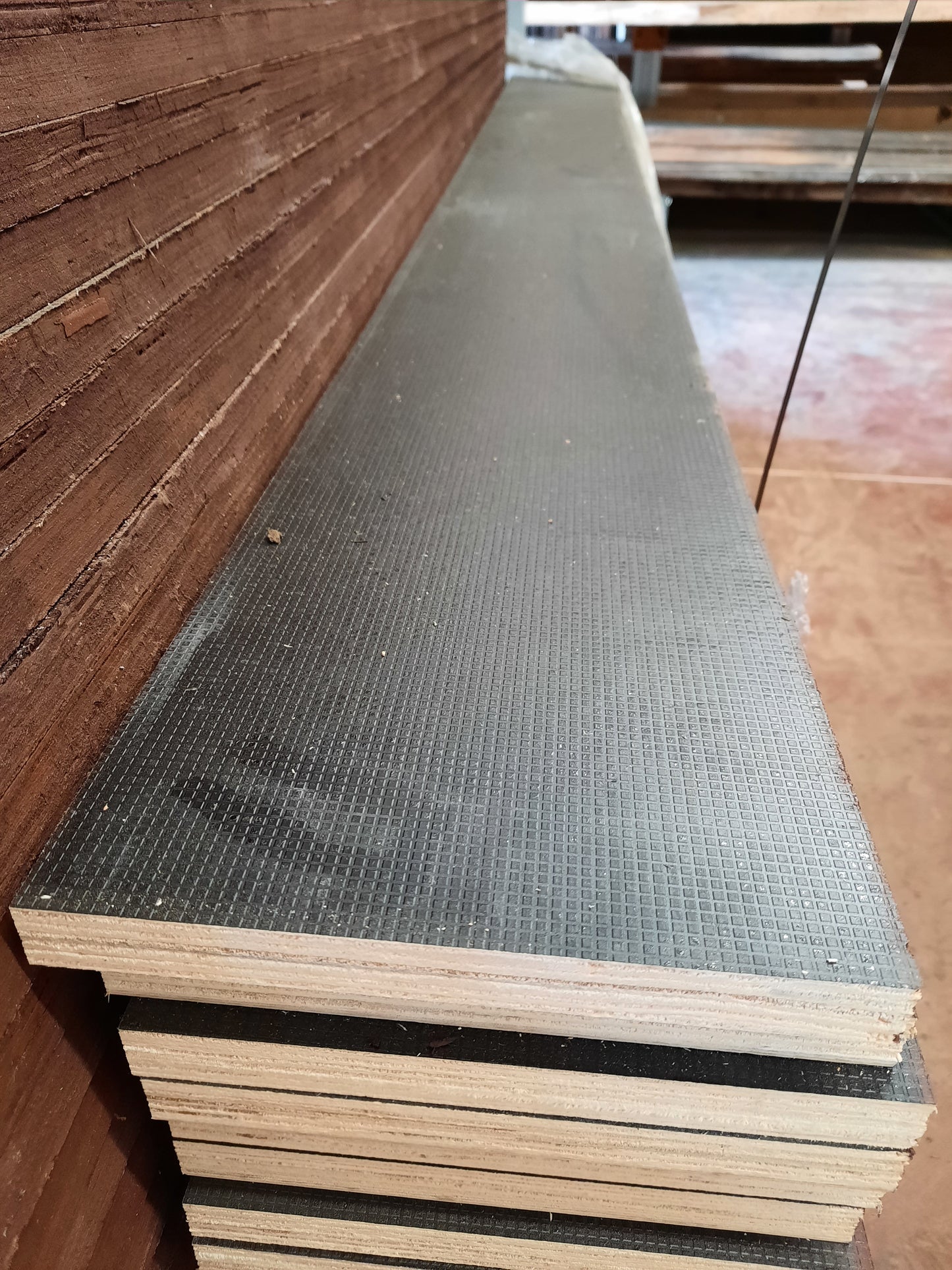 Planches de contreplaqués béton (205x19,6x2cm)