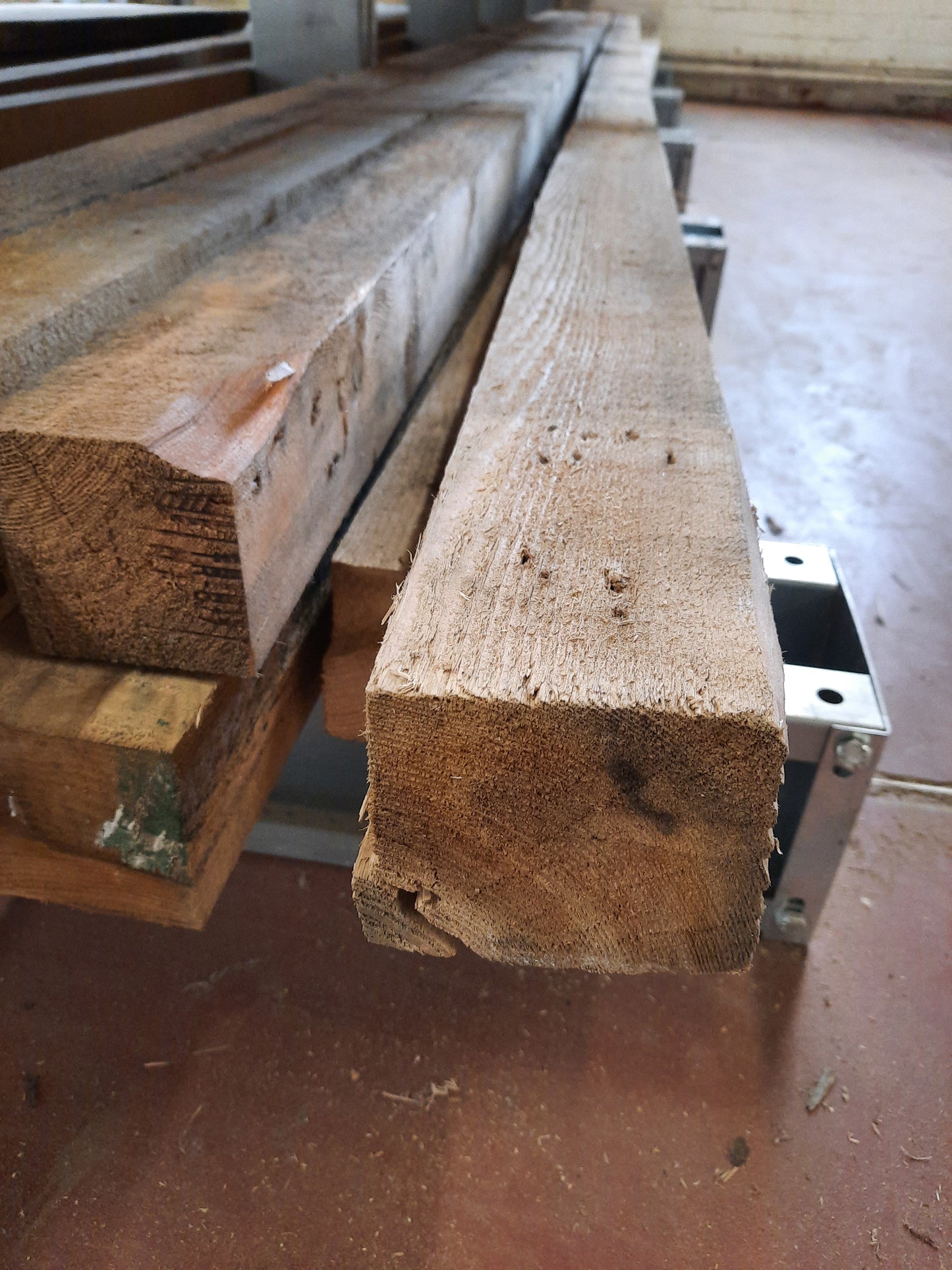 Chevrons en bois (450x9,5x9,5cm)
