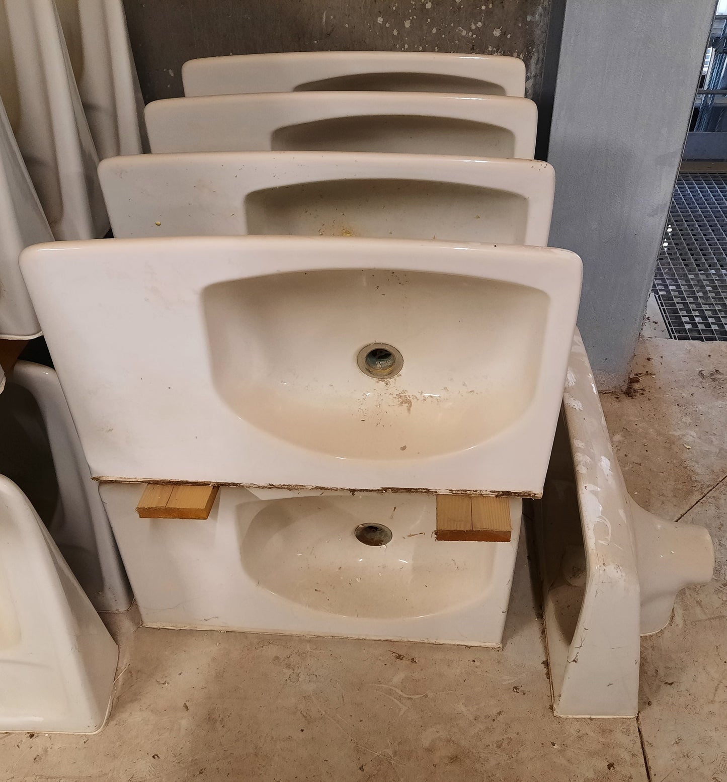 Petits lavabos anciens de réemploi