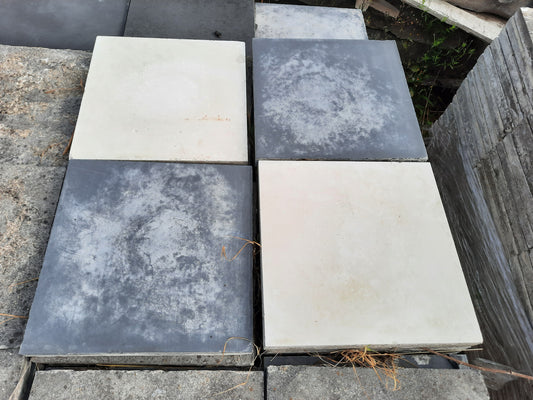 Dalles de ciment anciennes blanches et noires