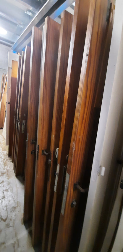 Anciennes portes d'école en bois avec partie vitrée (grande quantités disponibles)