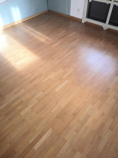 Old solid wood flooring (130 m²)