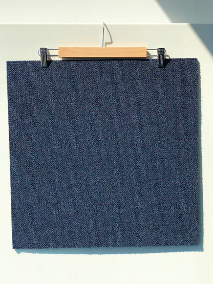 Dalles de moquette de couleur bleue foncée (50x50cm)